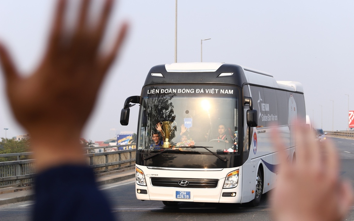 Hình ảnh đội tuyển bóng đá Việt Nam "về nhà" sau chức vô địch ASEAN Cup