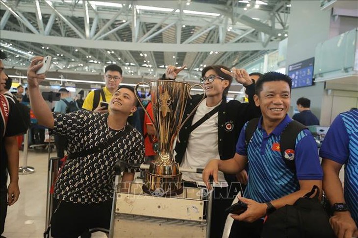 Đội tuyển Việt Nam ra sân bay Suvarnabhumi lên đường về nước- Ảnh 7.