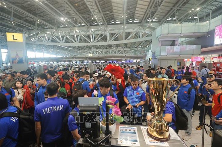 Đội tuyển Việt Nam ra sân bay Suvarnabhumi lên đường về nước- Ảnh 2.