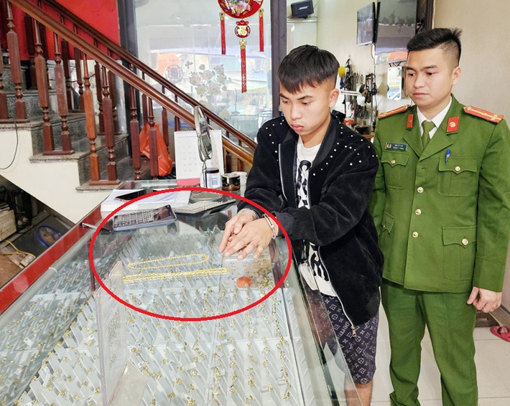 Bí tiền trả nợ, gã thanh niên vào tiệm vàng cướp dây chuyền- Ảnh 1. Bí tiền trả nợ, gã thanh niên vào tiệm vàng cướp dây chuyền- Ảnh 1.