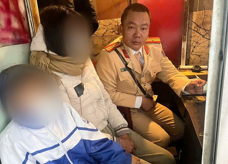 Kịp ngăn một phụ nữ đi xe máy đèo con lên cầu Chương Dương có ý định tự tử- Ảnh 2.