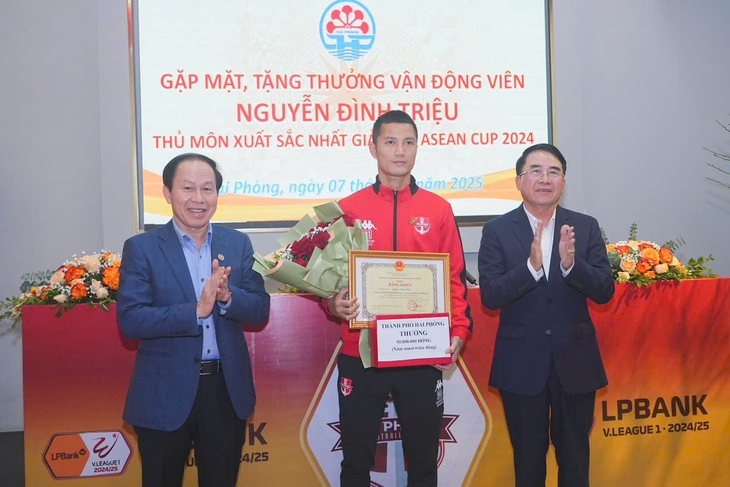 Trở về từ ASEAN Cup 2024, thủ môn Đình Triệu được Hải Phòng thưởng 550 triệu đồng - Ảnh 1.