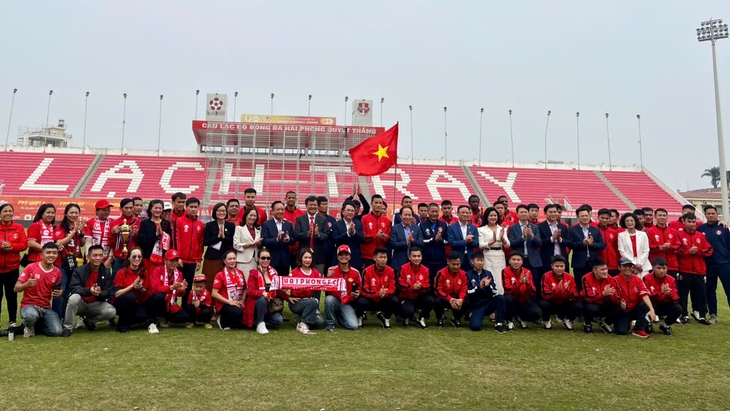 Trở về từ ASEAN Cup 2024, thủ môn Đình Triệu được Hải Phòng thưởng 550 triệu đồng - Ảnh 2.