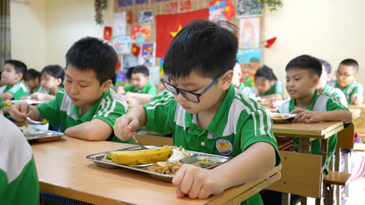 Có nên để phụ huynh tham gia giám sát bữa ăn bán trú của học sinh tiểu học ở Hà Nội?- Ảnh 1.