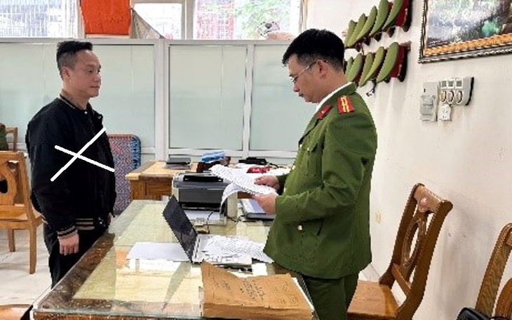 Mâu thuẫn trong khi nhậu, gã đàn ông chém và dọa giết nhiều người- Ảnh 1. Mâu thuẫn trong khi nhậu, gã đàn ông chém và dọa giết nhiều người- Ảnh 1.