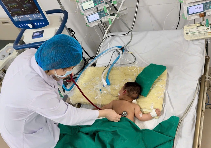 Hồi sức đặc biệt duy trì sự sống cho bé 5 tháng tuổi mắc sởi- Ảnh 1.