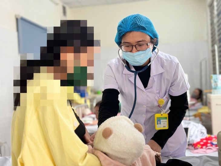 Hồi sức đặc biệt duy trì sự sống cho bé 5 tháng tuổi mắc sởi- Ảnh 2.
