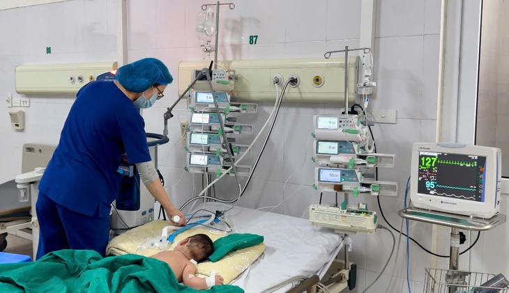 Hồi sức đặc biệt duy trì sự sống cho bé 5 tháng tuổi mắc sởi- Ảnh 3.