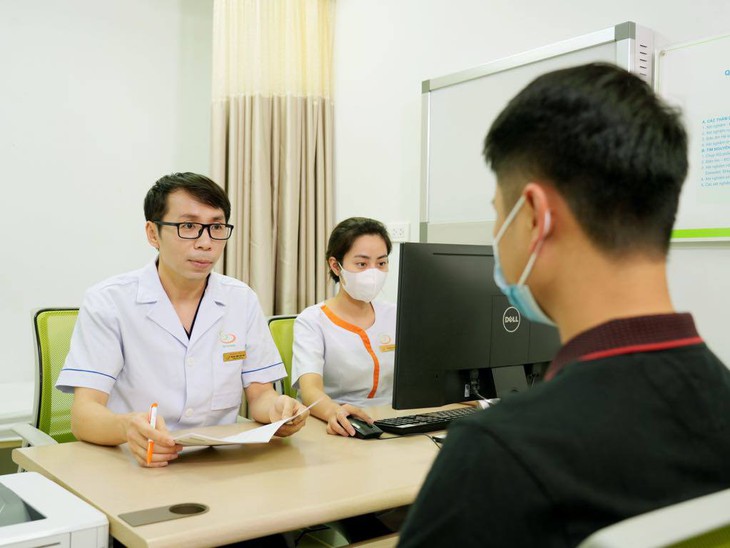Người đàn ông phải cắt bỏ tinh hoàn vì làm theo bác sĩ 'Google' - Ảnh 1.