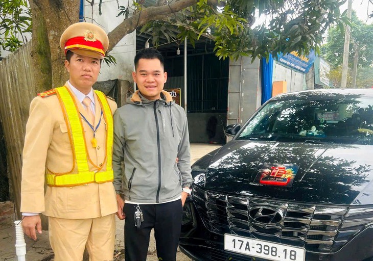 Cảnh sát giao thông dẫn đường đưa sản phụ chuyển dạ đến bệnh viện cấp cứu- Ảnh 1. Cảnh sát giao thông dẫn đường đưa sản phụ chuyển dạ đến bệnh viện cấp cứu- Ảnh 1.