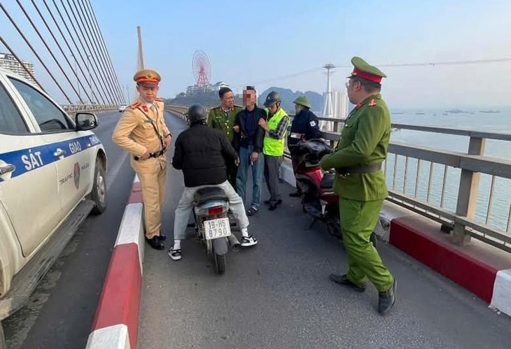 Buồn chuyện gia đình, nam thanh niên nghĩ quẩn lên cầu Bãi Cháy định tự vẫn- Ảnh 1. Buồn chuyện gia đình, nam thanh niên nghĩ quẩn lên cầu Bãi Cháy định tự vẫn- Ảnh 1.