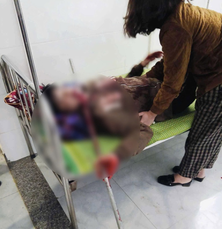 Nam thanh niên bị ống sắt đâm xuyên cổ được bác sĩ cứu sống trong ngoạn mục- Ảnh 1. Nam thanh niên bị ống sắt đâm xuyên cổ được bác sĩ cứu sống trong ngoạn mục- Ảnh 1.