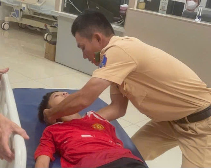 CSGT dùng xe đặc chủng đưa bé 11 tuổi bị xuất huyết não đi cấp cứu- Ảnh 2.