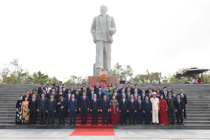 Đoàn đại biểu Đại hội Đảng bộ Nghệ An dâng hoa, báo công với Bác Hồ
- Ảnh 4.