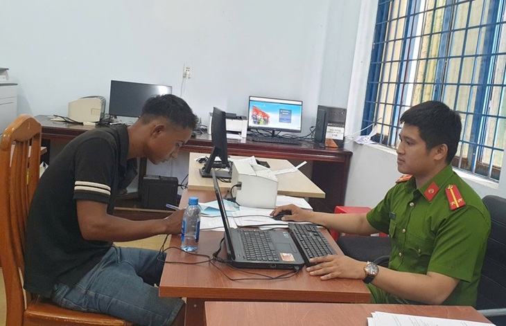Vờ mua điện thoại, nam thanh niên chiếm đoạt rồi bỏ chạy- Ảnh 1.