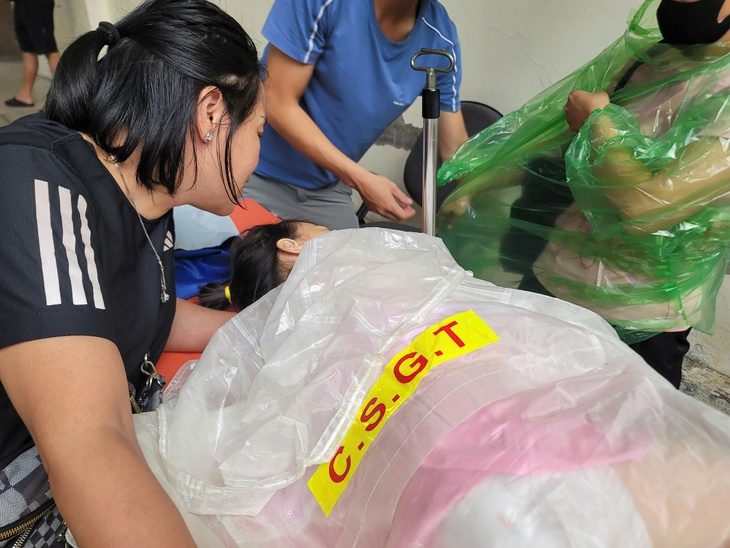 Hà Nội: CSGT nhường áo mưa, đưa 2 bệnh nhi qua điểm ngập chuyển viện cấp cứu- Ảnh 3.