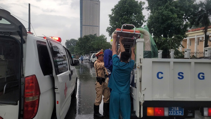 Hà Nội: CSGT nhường áo mưa, đưa 2 bệnh nhi qua điểm ngập chuyển viện cấp cứu- Ảnh 2.