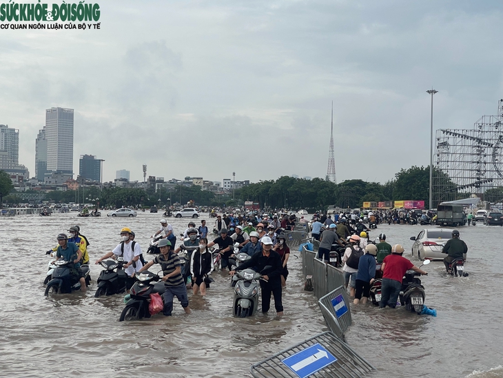 Hà Nội sau mưa lớn, người dân bì bõm giữa 'biển nước' trong giờ cao điểm - Ảnh 2.