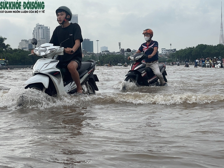 Hà Nội sau mưa lớn, người dân bì bõm giữa 'biển nước' trong giờ cao điểm - Ảnh 7.
