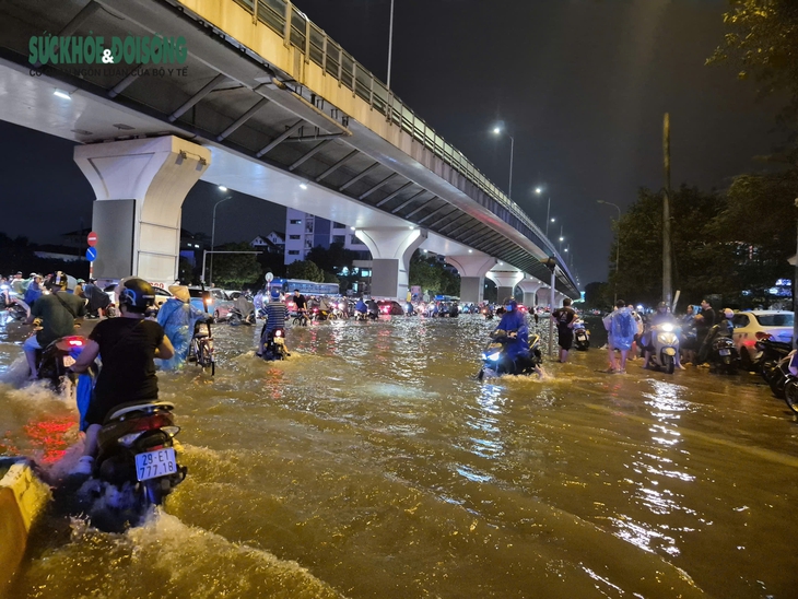 Hà Nội mưa lớn ngập sâu, bệnh da liễu rình rập- Ảnh 4.