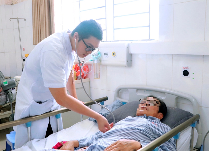 Tự ý mua thuốc về uống, 2 người dân bị sốc phản vệ- Ảnh 1.