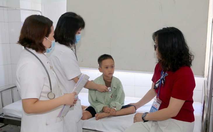 Bé 6 tuổi tím tái sau khi ăn phô mai, bác sĩ phát hiện mắc bệnh hiếm gặp- Ảnh 1.