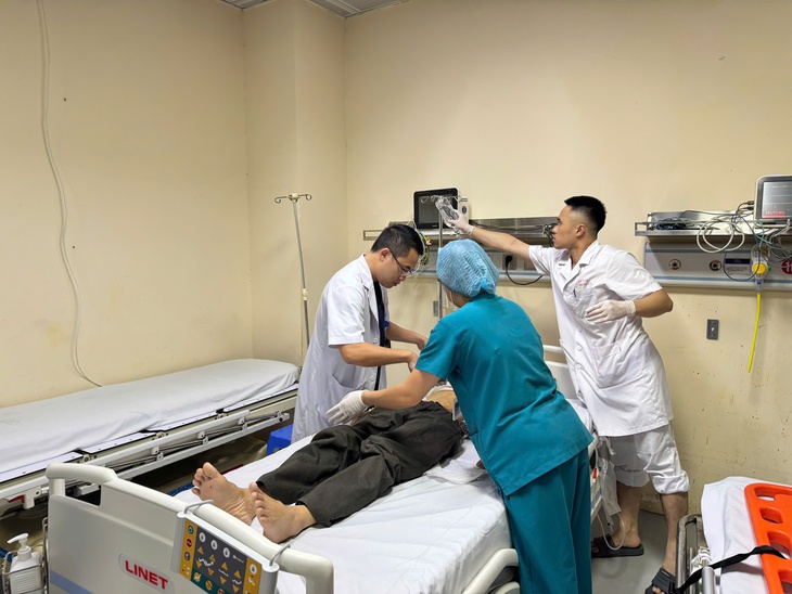 Bệnh viện bị ảnh hưởng bởi mưa bão, hàng chục bệnh nhân được cấp cứu kịp thời- Ảnh 2. Bệnh viện bị ảnh hưởng bởi mưa bão, hàng chục bệnh nhân được cấp cứu kịp thời- Ảnh 2.