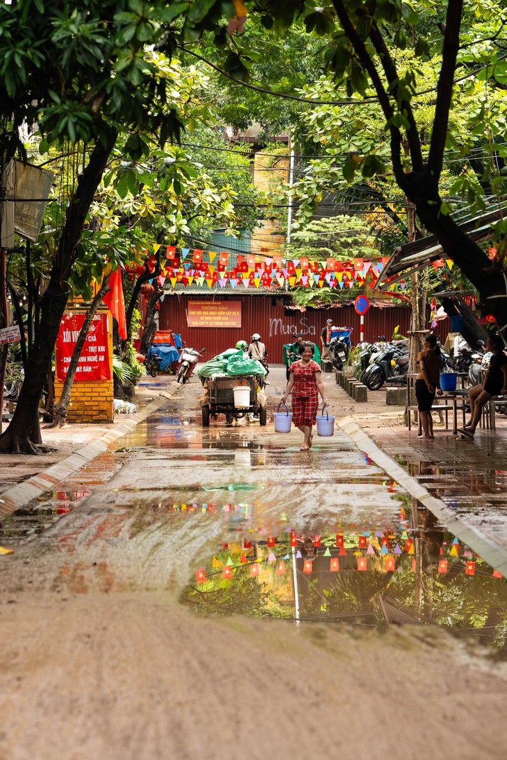 Sau cơn mưa lớn, người dân bắt tay vào dọn nhà- Ảnh 5.