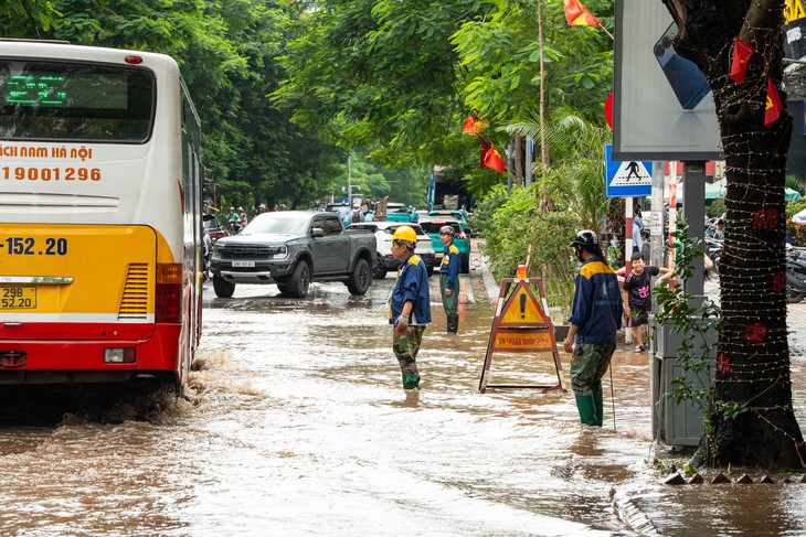 Sau cơn mưa lớn, người dân bắt tay vào dọn nhà- Ảnh 1.