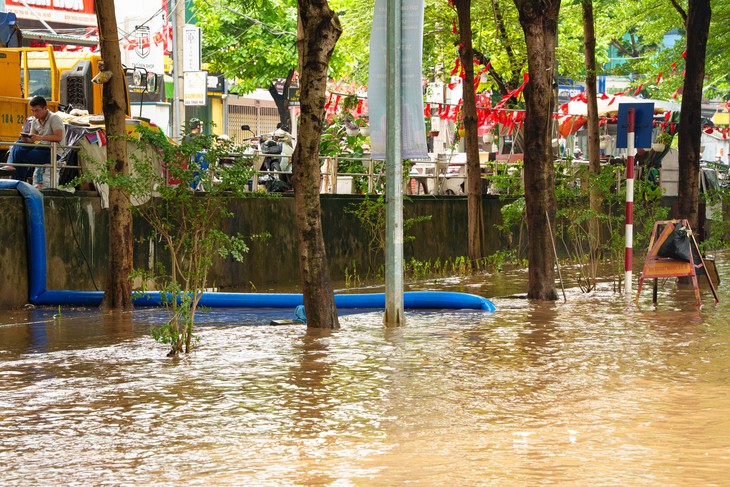 Sau cơn mưa lớn, người dân bắt tay vào dọn nhà- Ảnh 2.