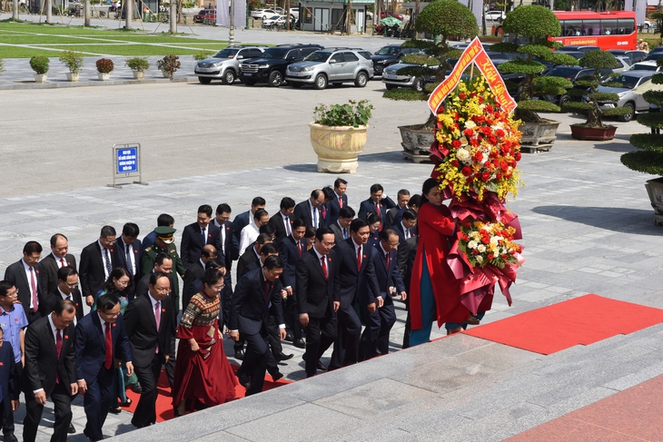 Đoàn đại biểu Đại hội Đảng bộ Nghệ An dâng hoa, báo công với Bác Hồ
- Ảnh 1.