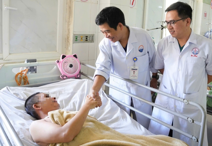 Cứu sống ngoạn mục người đàn ông đột ngột ngất xỉu khi đang ngồi chơi với bạn- Ảnh 1. Cứu sống ngoạn mục người đàn ông đột ngột ngất xỉu khi đang ngồi chơi với bạn- Ảnh 1.