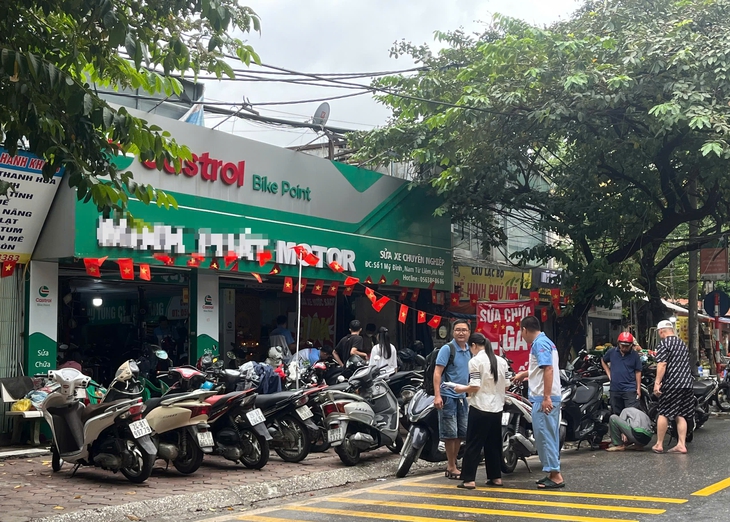 Mưa lớn biến phố thành sông, cửa hàng sửa xe Hà Nội ‘vỡ trận’ vì quá tải- Ảnh 5.