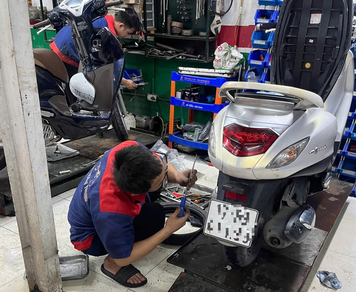 Mưa lớn biến phố thành sông, cửa hàng sửa xe Hà Nội ‘vỡ trận’ vì quá tải- Ảnh 4.