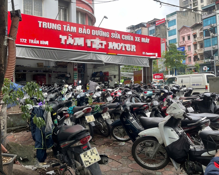 Mưa lớn biến phố thành sông, cửa hàng sửa xe Hà Nội ‘vỡ trận’ vì quá tải- Ảnh 2.