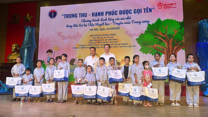 Thứ trưởng Bộ Y tế Nguyễn Tri Thức thăm, động viên và tặng quà bệnh nhi dịp Tết Trung thu- Ảnh 1. Thứ trưởng Bộ Y tế Nguyễn Tri Thức thăm, động viên và tặng quà bệnh nhi dịp Tết Trung thu- Ảnh 1.