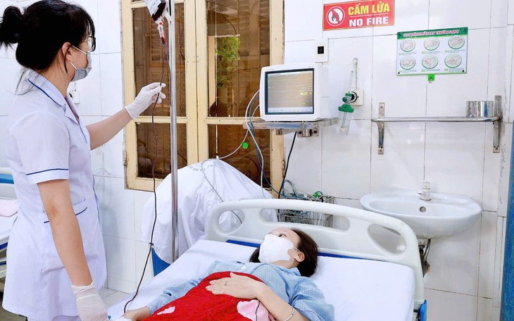 Cán bộ y tế hiến máu cứu người phụ nữ vỡ thai ngoài tử cung trong mưa lũ - Ảnh 3.