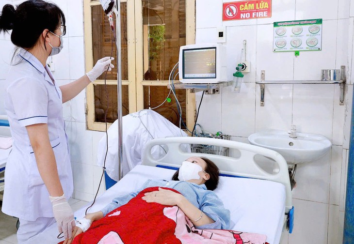 3 cán bộ y tế hiến máu giúp bệnh nhân qua cơn nguy kịch - Ảnh 1.