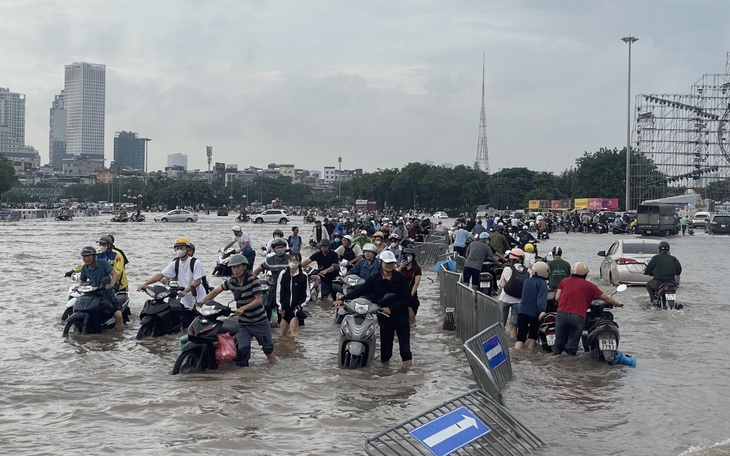 Hà Nội sau mưa lớn, người dân bì bõm giữa "biển nước" trong giờ cao điểm
