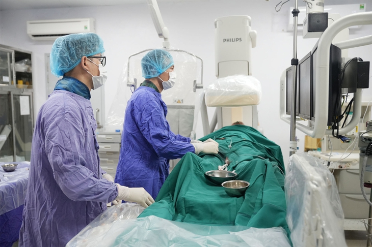 Cứu cụ ông 73 tuổi bị đột quỵ nhồi máu não thoát cửa tử- Ảnh 1.