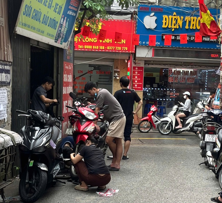 Mưa lớn biến phố thành sông, cửa hàng sửa xe Hà Nội ‘vỡ trận’ vì quá tải- Ảnh 3.