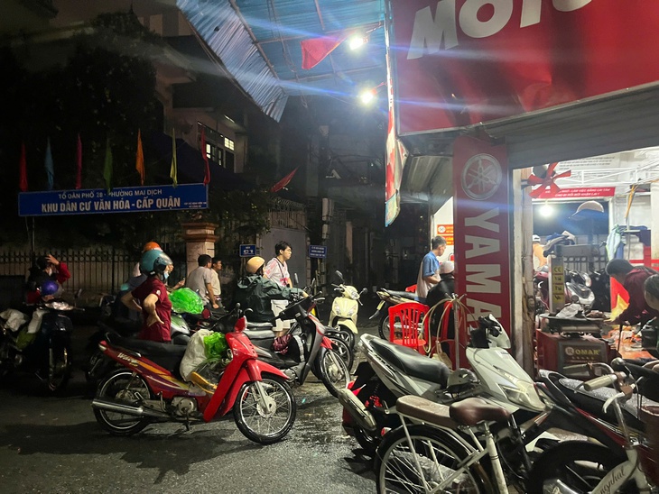 Mưa lớn biến phố thành sông, cửa hàng sửa xe Hà Nội ‘vỡ trận’ vì quá tải- Ảnh 1.