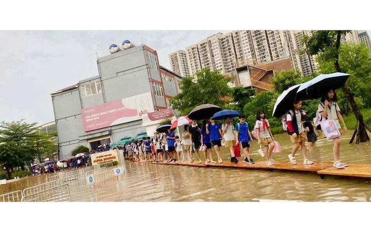 Sở GD&ĐT Hà Nội nói gì trước bức xúc của phụ huynh khi chậm trễ cho học sinh nghỉ học? 