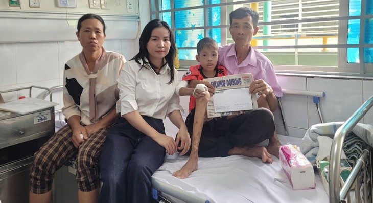 Sức khỏe của bé trai bị suy giảm miễn dịch yếu hơn, vẫn cần sự trợ giúp của cộng đồng- Ảnh 1.