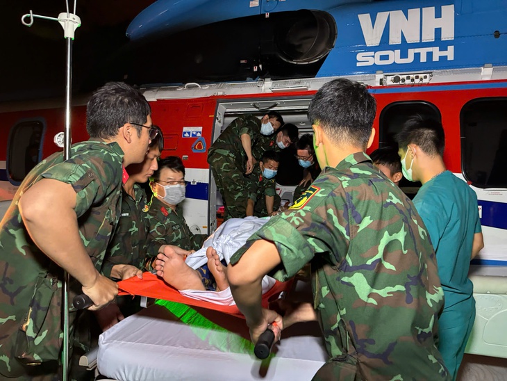 Trực thăng vượt bão đưa 3 bệnh nhân từ Trường Sa về đất liền điều trị- Ảnh 1.