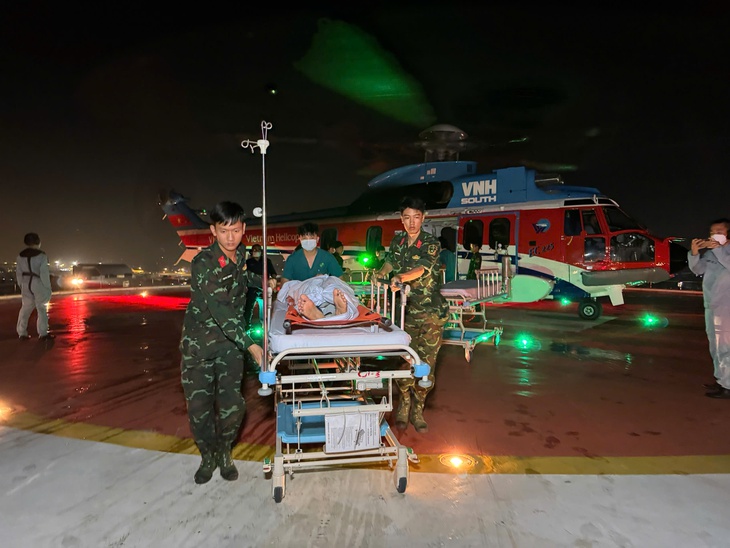 Trực thăng vượt bão đưa 3 bệnh nhân từ Trường Sa về đất liền điều trị- Ảnh 2.