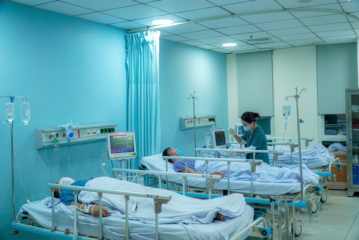 Trực thăng vượt bão đưa 3 bệnh nhân từ Trường Sa về đất liền điều trị- Ảnh 4.