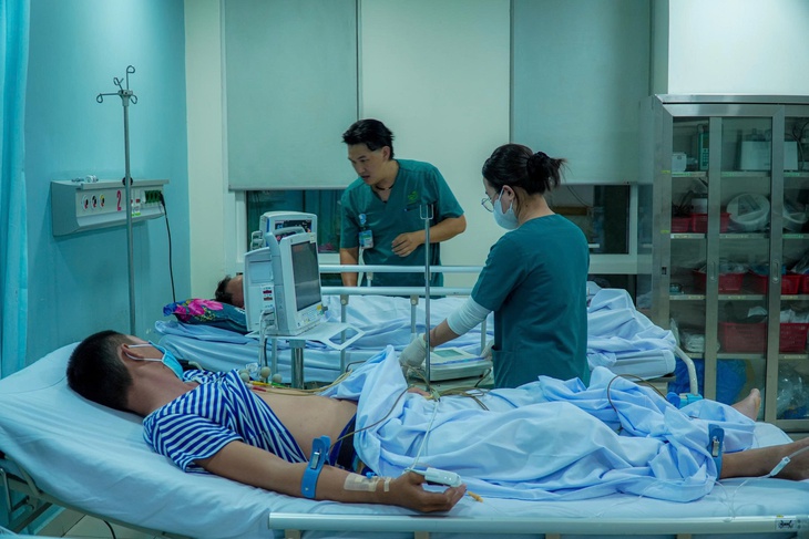 Trực thăng vượt bão đưa 3 bệnh nhân từ Trường Sa về đất liền điều trị- Ảnh 5.