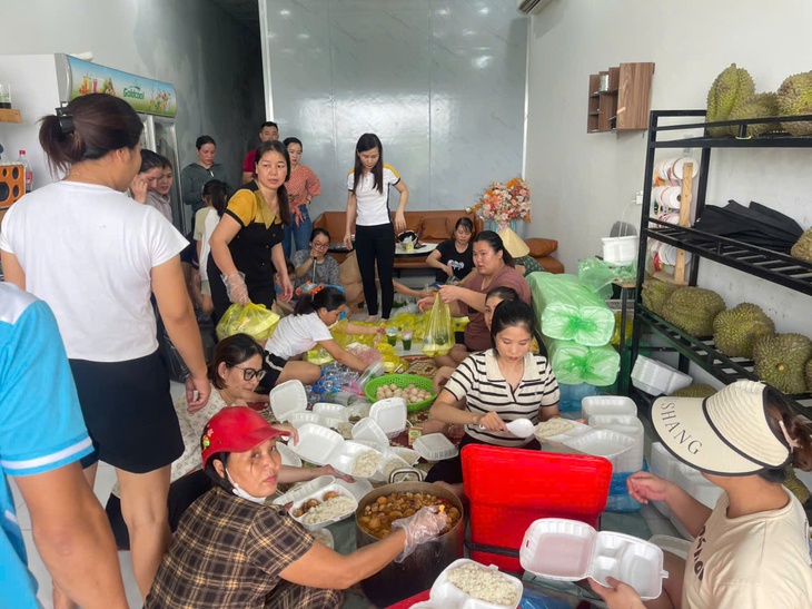 Căng mình tiếp tế nhu yếu phẩm cho người dân vùng lũ Nông Cống- Ảnh 3.