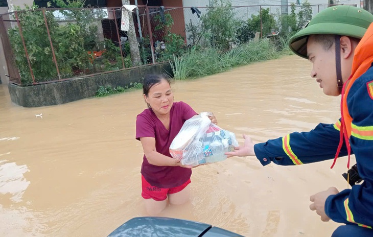 Căng mình tiếp tế nhu yếu phẩm cho người dân vùng lũ Nông Cống- Ảnh 6.